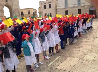 Dialoghi di Trani, alla «Festa dei lettori» trecento bambini «invadono» piazza Duomo