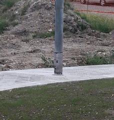 Pali dell'illuminazione nel parco di via Polonia, il Movimento 5 stelle di Trani: «Non possono passare disabili e passeggini»