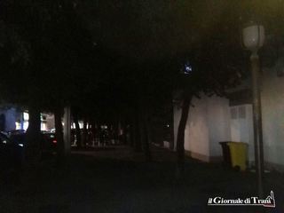 VIDEO. Illuminazione pubblica a singhiozzo nella piazza centrale di Trani: secondo blackout in tre giorni