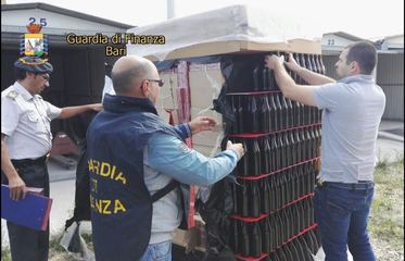 Contrabbando di sigarette, la Guardia di finanza di Trani ne sequestra oltre cinque tonnellate
