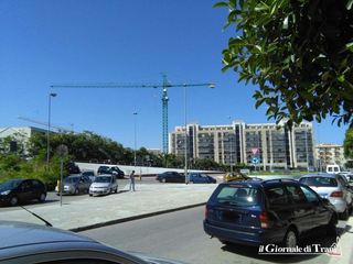 Trani, all'uscita di scuola è peggio che l'anno scorso: sempre più auto parcheggiate lungo la rotatoria di via Istria