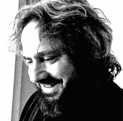 La prima presentazione di «Interludio», il libro di Rino Negrogno, sarà a Trani: appuntamento questa sera a Luna di sabbia