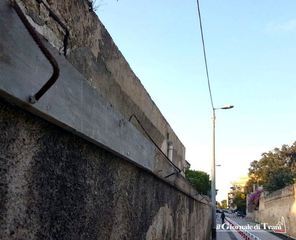 Trani, alla strettoia di via Pozzopiano il privato consolida il muro dell'ex opificio: dopo questa, si dovrebbe riaprire