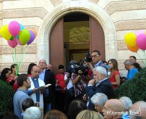 Il parroco ringrazia Dio, il sindaco di Trani anche i suoi predecessori: forbici, nastro, palloncini e tanta gente per la riapertura di Villa Guastamacchia