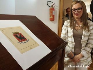 La storia dello stemma di Trani è sempre più a sfondo rosso. Anche sulla pietra