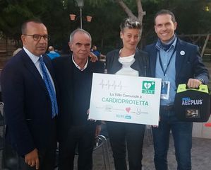 Donato il defibrillatore alla villa di Trani, tutti concordi: «Grande esempio di collaborazione per il bene dei cittadini»