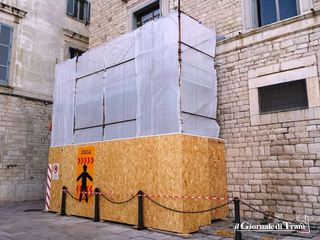 Tribunale di Trani, ingabbiati i due balconi ai capi di Palazzo Torres: fine lavori entro fine settimana