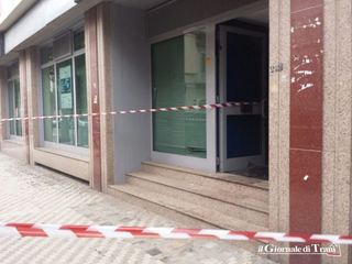 Trani, assalto notturno al bancomat della Banca popolare di Bari: ladri in fuga dopo l'arrivo della Polizia