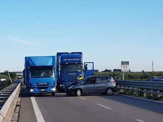 Tir tampona auto fra Trani e Barletta: nessun ferito, ma strada bloccata