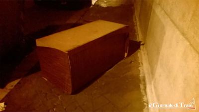 Trani, in via Umberto nasce ufficialmente una nuova disciplina sportiva: il salto del mobile