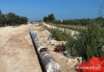 Sulla Trani-Andria è già «sacchetto selvaggio». Rimossa la vecchia condotta del gas, via al raddoppio al centro