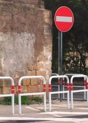 AGGIORNATO. Strettoia di Pozzopiano, spunta uno striscione: «Sindaco, dacci una data». Il comitato: «Non è opera nostra». Rimosso in mattinata