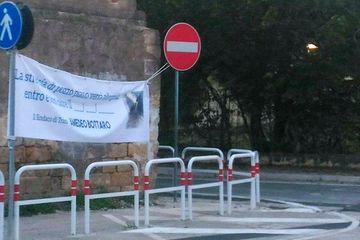 Pozzopiano, striscione rimosso dalla Pm su segnalazione del comitato di quartiere. Trani a capo: «Magari si fosse stati così veloci per allargare quella strettoia»