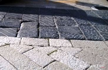 Il salotto di Trani torna a ballare con le basole: in vista delle feste, piazza Libertà ha nuovamente bisogno di interventi