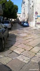 Trani, problema basole: in via Pedaggio Santa Chiara c'è anche quello che i lavori non hanno previsto