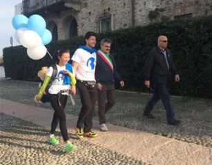 A piedi per 3973 chilometri per raccogliere fondi per la fibrosi cistica: farà tappa a Trani oggi Chris Cappello, di 