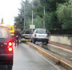 Trani, anche la pioggia ci mette lo zampino: ancora un'auto sul cordolo della pista ciclabile di via di Francia