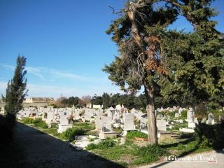 Cimitero di Trani, l'orologio del 2 novembre risveglia la denuncia del circolo Pertini. Cuccovillo: «Dove sono i nuovi loculi?»