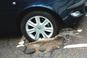 Buca non segnalata, rompe l'auto in via Giachetti: il Comune di Trani gli riconosce subito 150 euro, senza andare in giudizio