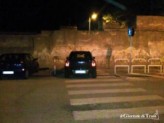 Trani, strettoia senza pace: dopo lo striscione, le auto. E queste le segnaliamo noi