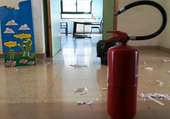 AGGIORNATO. Trani, vandalismo nella notte: la scuola Cezza, stamani, è rimasta chiusa. Vilipendo alla foto del carabiniere e tanta devastazione