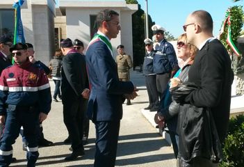 Commemorazione dei defunti, il sindaco di Trani incontra vedova e figlio di Alfredo Albanese davanti alla sua tomba