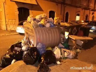 Sempre più rifiuti a terra per Trani, di Gregorio: «Affideremo il trasporto all'esterno, quindi durerà ancora poco»