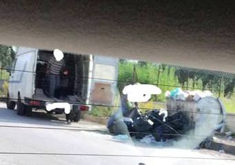 Scarica un intero furgone su via Duchessa d'Andria, ma lo fotografano: primo successo dei «servizi segreti» del sindaco di Trani