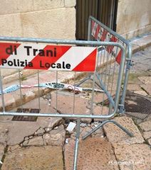 Trani e le basole a rischio, un nuovo pericolo si profila in vico Macina: lì c'è anche l'ufficio postale