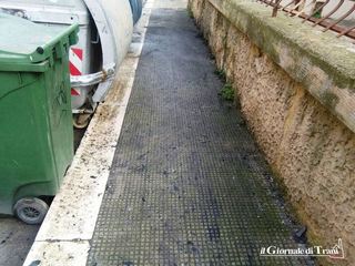 Trani, piromani contro sacchetti della spazzatura in via Marsala: le fiamme distruggono un cassonetto per la raccolta della plastica