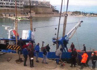 Incidente ad un peschereccio di Trani, il comandante si rifugia in tempo a Bisceglie: salvi tutti, ma l'imbarcazione è seriamente danneggiata