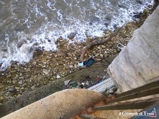 Trani, rotolando verso... giù: in piazza Duomo, diversi punti della balconata sono a rischio cedimento