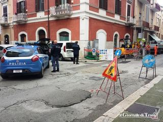Trani, fibra ottica e nervosa: momenti di tensione per uno scavo in via De Roggiero. Ed arrivano le forze dell'ordine
