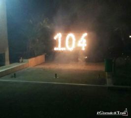 Centoquattro candeline per nonno Nicola: le spegne insieme alla sua numerosa famiglia e al sindaco di Trani