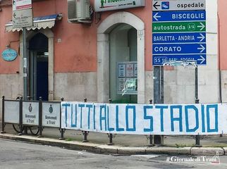 «Trani, adesso ti amo». Agli incroci stradali rispuntano gli striscioni che richiamano il pubblico allo stadio