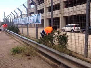 Arriva il Trani e lo stadio si fa bello: stamattina al lavoro una squadra dei