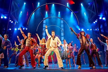 C'era un Travolta... di Trani: Giuseppe Verzicco è Tony Manero nel musical «La febbre del sabato sera»