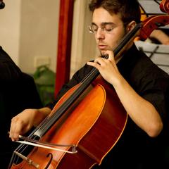 Al Castello svevo di Trani, stamani, due violoncellisti propongono Bach