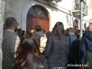 Porto di Trani, la gente s'è «Incontrada»: tutti in coda per un «posto al sole» nel film con Vanessa