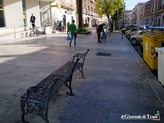 Trani, panchine a mezzo servizio: i casi di via Bovio, piazza D'Agostino e villa comunale