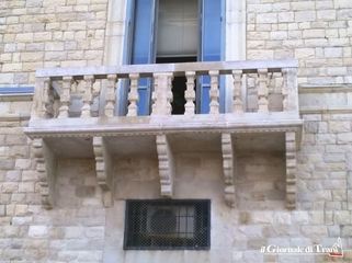 La facciata del Tribunale di Trani s'è rifatta bella: terminati i lavori, ritornano alla vista gli storici balconi