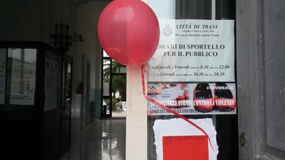 Giornata contro la violenza sulle donne, al Comune di Trani un palloncino rosso contro i femminicidi