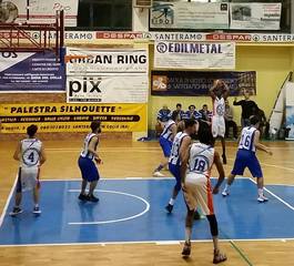 Olimpia vola con le donne di Santeramo (63-36), i cui americani bucano la Fortitudo (91-79). Juve Trani ok, nottata Avis domani a Barletta