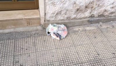 Raccolta differenziata a Trani, protesta di un utente: «Ho depositato il sacchetto per tempo, ma nessuno è passato a raccoglierlo»