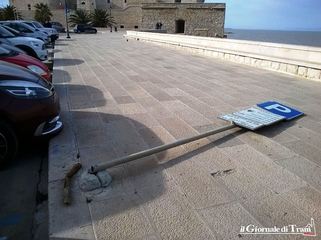 Trani, ci risiamo: abbattuto uno dei pali per la sosta a pagamento in piazza Re Manfredi