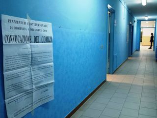 Scuola Pertini, bene i lavori ma è flop dei termosifoni: disagi per gli operatori delle sezioni elettorali