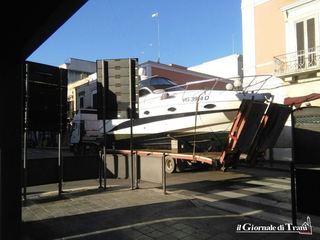 Trani, yacht rimorchiato in pieno centro: caos all'incrocio tra via Malcangi e corso Imbriani