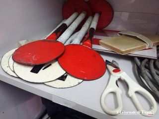 Palazzetto di Trani devastato per poche monete e qualche vivanda. Per scassinare il distributore, utilizzata anche una «paletta falli» del basket