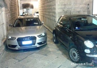 Trani, auto affiancate nella stradina pedonale. Sul cruscotto un biglietto: «Sto lavorando». Famiglia bloccata protesta e se ne va