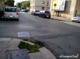 Trani, le insidie di via Maraldo: la sede dei marciapiedi si presenta in più punti dissestata. E mancano le opportune segnalazioni